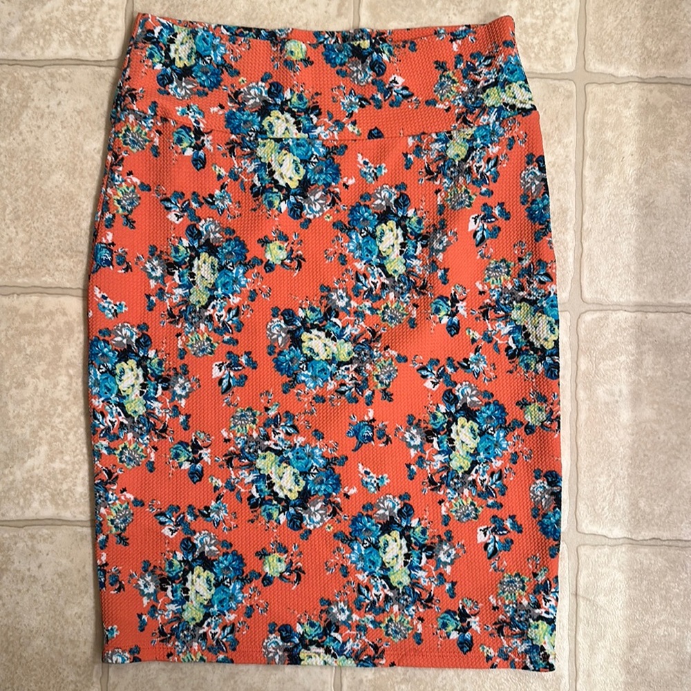 LuLaRoe large coral floral Cassie pencil skirt.